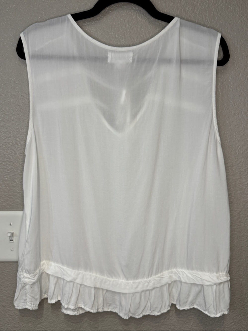 Velvet by Graham & Spencer White Sleeveless Tie Neck Ruffle Hem Boho Blouse - Picture 2 of 4